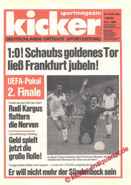Kicker Titelbild: In dieser Szene forderten die Frankfurter Elfmeter, als Nickel im Gladbacher Strafraum fiel.