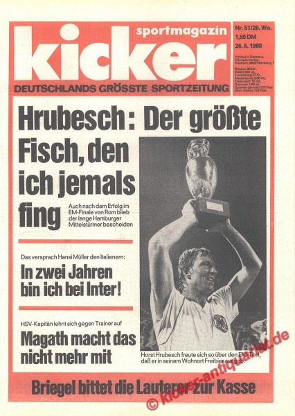 Horst Hrubesch mit Pokal
