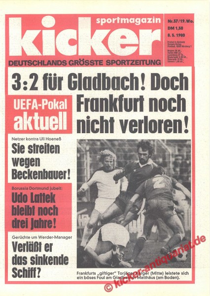 UEFA POKAL 1980: Eintracht Frankfurt. Frankfurts "giftiger" Torjäger Karger leistet sich ein böses Foul an Gladbachs Matthäus. 